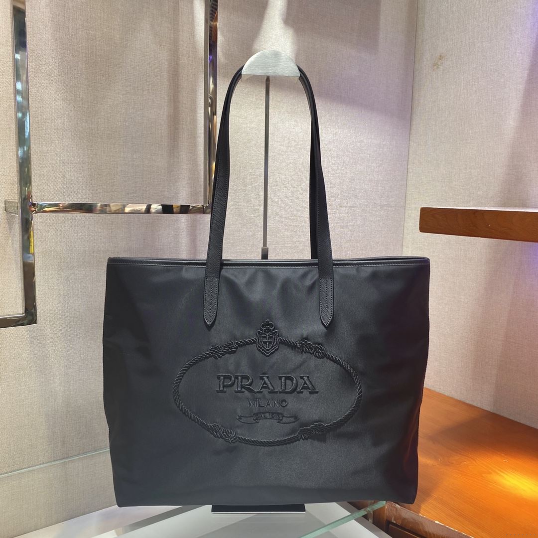 Pra*a shopping bags